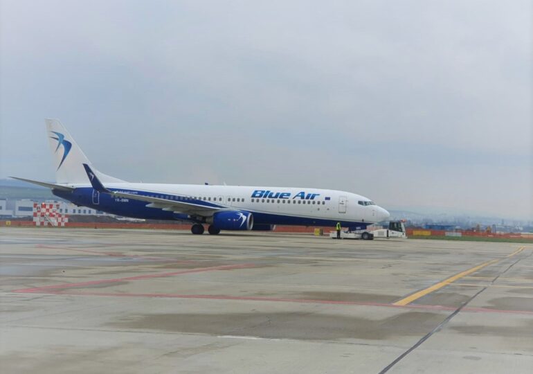 Un avion Blue Air s-a depresurizat înainte de aterizarea la București