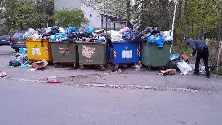 Primarul Ploieștiului a sesizat Poliţia cu privire la "acţiuni organizate de împrăştiere a gunoiului" în centrul oraşului