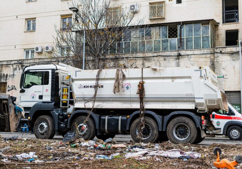 Focar de infecție în centrul Capitalei: Au fost ridicate 27 de tone de deşeuri dintre blocuri