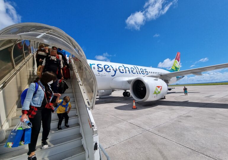 Primul charter București-Seychelles a aterizat după un zbor de nouă ore: Pasagerii au fost primiți cu cântece și dansuri