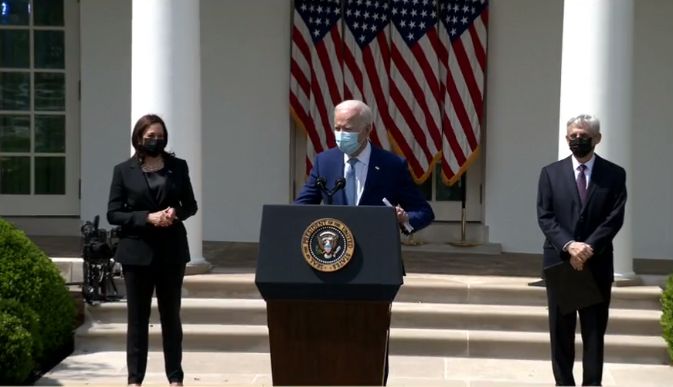 Președintele Biden și procurorul general anunță măsuri de limitare a utilizării armelor în SUA