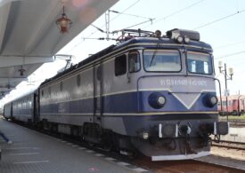Încă un accident feroviar în Roșiori: O locomotivă CFR Călători a lovit alta, care a deraiat