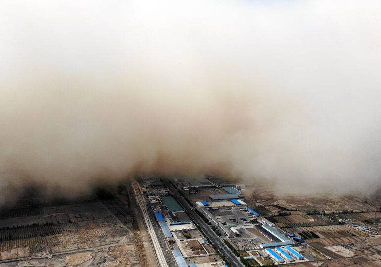 O imensă furtună de nisip a ”înghițit” un oraș din China (Foto)