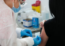 CDC: Americanii vaccinați anti-Covid pot renunţa la masca de protecţie în spaţiile deschise şi în interior