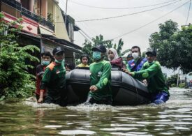 Inundaţii puternice în Indonezia şi Timorul de Est: 157 de morți, zeci de dispăruți, mii de oameni au rămas fără case (Foto & Video)