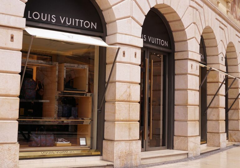 Louis Vuitton a transformat un magazin în librărie, ca să rămână deschis în carantină