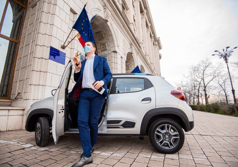 Ministrul Mediului a testat Dacia Spring, noul model 100% electric: Sper să scoatem astfel poluarea din oraşe (Foto)