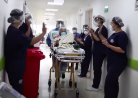 O femeie de 104 ani a învins coronavirusul de două ori: A fost externată în aplauzele medicilor (Video)