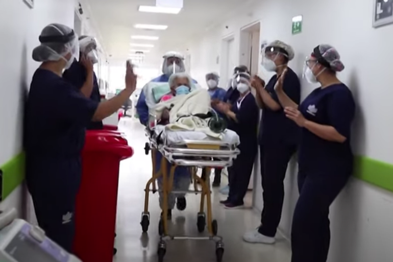 O femeie de 104 ani a învins coronavirusul de două ori: A fost externată în aplauzele medicilor (Video)