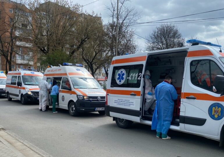 Noi imagini impresionante cu o coadă de ambulanţe care stau la rând să predea bolnavi la spital. De data asta, se întâmplă la Arad