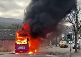 Violenţe în Irlanda de Nord: Protestatarii au dat foc unui autobuz. Reacția lui Boris Johnson