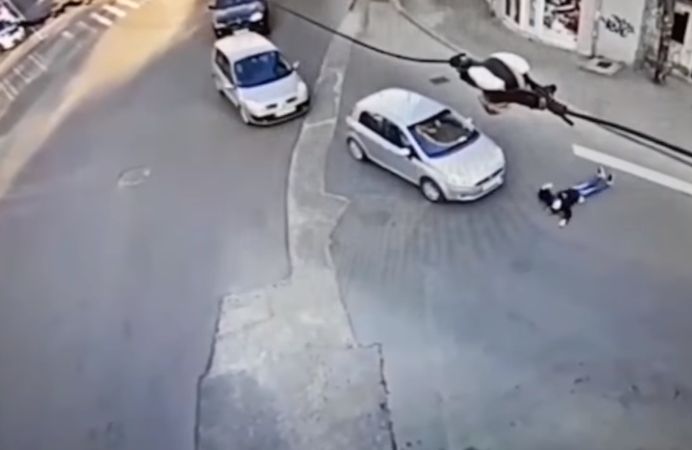 O femeie a vrut să însceneze un accident rutier în București, dar a fost filmată (Video)