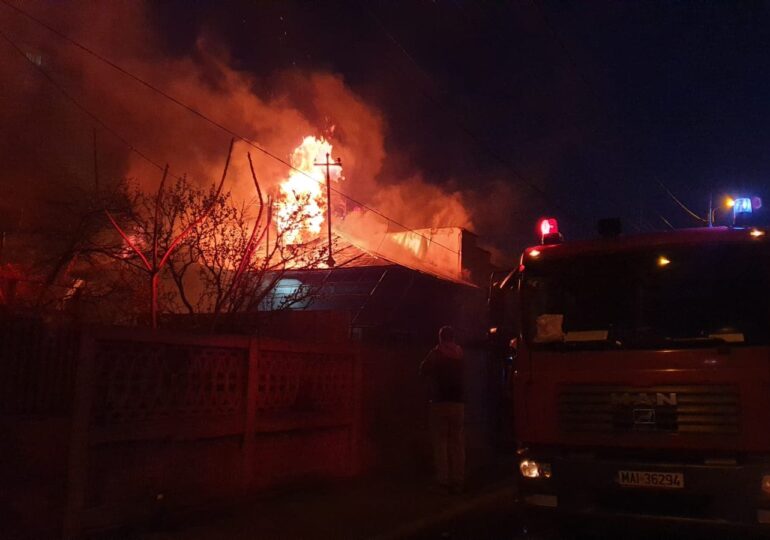 Patru case şi anexe au luat foc, în Bucureşti (Galerie foto&Video)