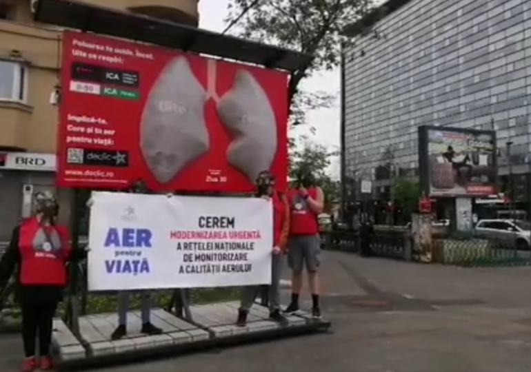 Eveniment inedit în Capitală, anti-poluare: Plămânii înnegriți din Piața Victoriei vor fi făcuți pachet și trimiși Guvernului (Foto&Video)