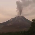 Doi vulcani au erupt în Indonezia: Cenușa a fost aruncată la 2.000 de metri (Video)