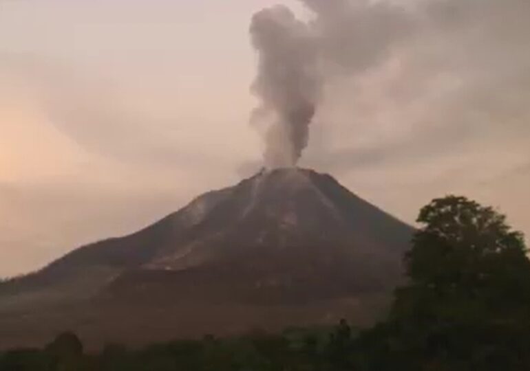 Doi vulcani au erupt în Indonezia: Cenușa a fost aruncată la 2.000 de metri (Video)