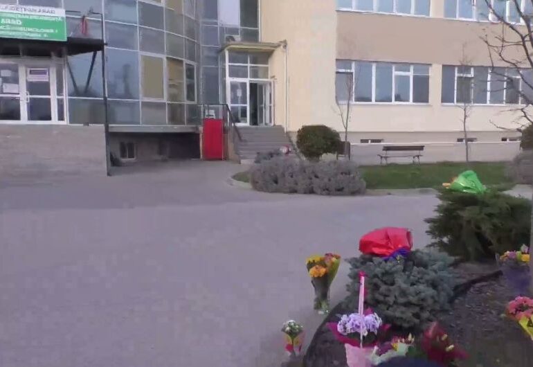 Gest frumos făcut de arădeni: Au dus buchete de flori medicilor de la Spitalul Judeţean unde sunt trataţi pacienţi cu Covid (Video)