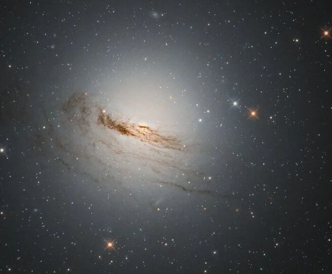 O galaxie aflată pe moarte a fost fotografiată de Hubble