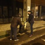 Situaţie stupidă la Ploieşti: Gunoierii sunt în grevă şi Primăria a făcut curat cu voluntari, iar Poliţia a sancţionat-o