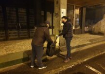 Situaţie stupidă la Ploieşti: Gunoierii sunt în grevă şi Primăria a făcut curat cu voluntari, iar Poliţia a sancţionat-o