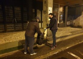 Situaţie stupidă la Ploieşti: Gunoierii sunt în grevă şi Primăria a făcut curat cu voluntari, iar Poliţia a sancţionat-o