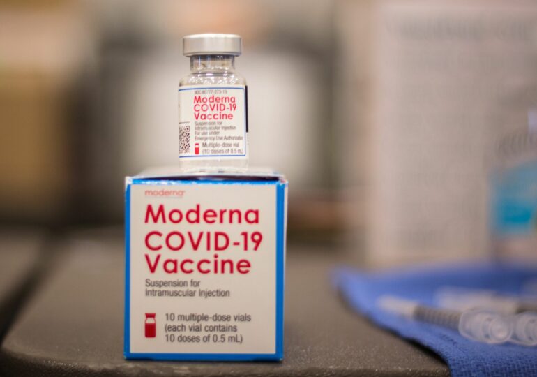 Încă 12 cabinete de vaccinare cu serul Moderna vor fi deschise de marţi
