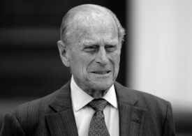 Moartea prințului Philip: Politicienii transmit condoleanțe, zeci de oameni aduc flori la Palatul Buckingham, iar steagurile au fost coborâte în bernă