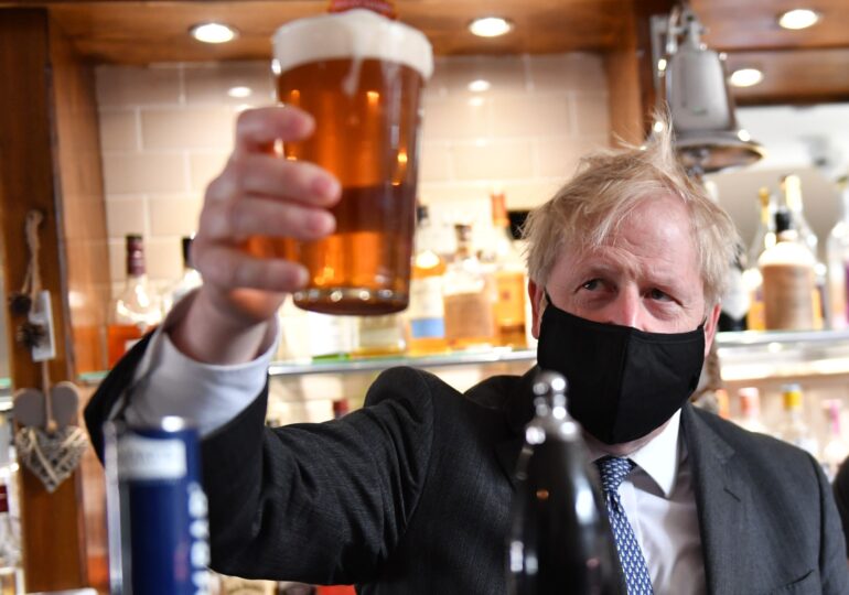 Boris Johnson a sărbătorit, în sfârșit, relaxarea restricțiilor la o bere