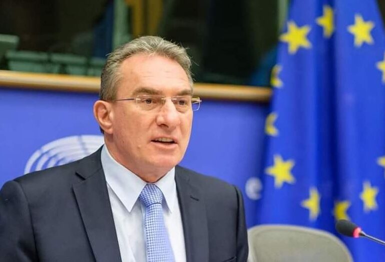 Argumente pro și contra pașaportului Covid: Europarlamentarul Iuliu Winkler le pune față în față și spune că subiectul ”fierbinte” e pe agenda PE