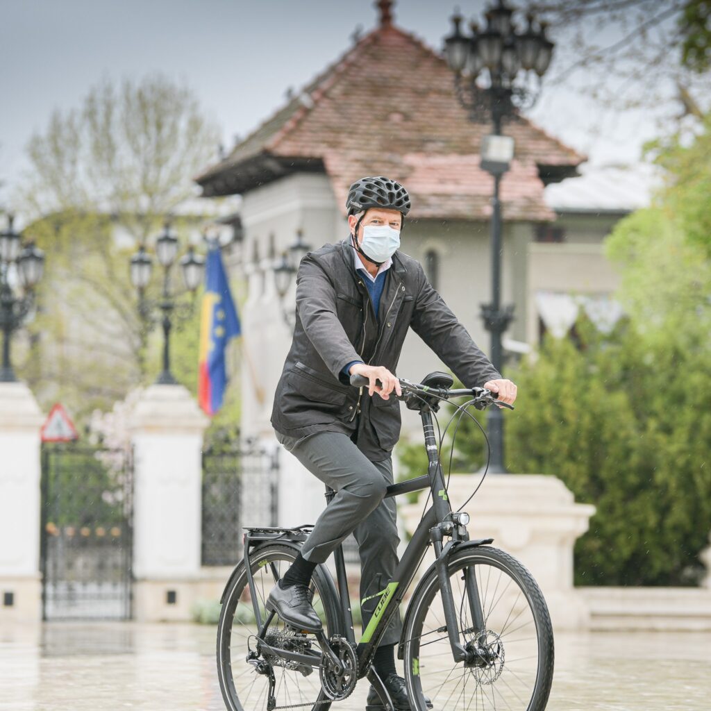 klaus-iohannis-bicicleta-cotroceni