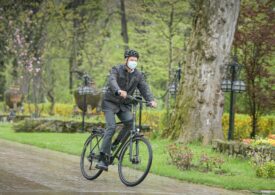 Iohannis a mers pe bicicletă la Cotroceni și le cere românilor sa facă la fel: Este sănătos și descongestionează traficul (Foto)