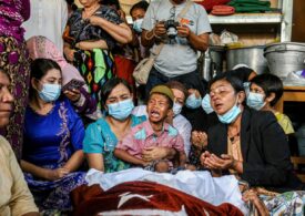 Armata din Myanmar a pus taxă de 85 de dolari pentru a preda familiilor cadavrele celor uciși
