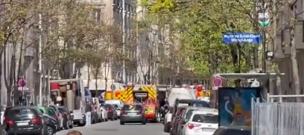 Atac armat mortal în faţa unui spital din Paris. Agresorul a fugit pe motocicletă