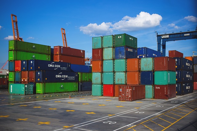 Industria de shipping se confruntă cu cea mai mare creştere a containerelor pierdute: Mărfuri de milioane de dolari ajung pe fundul mării