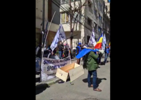 Sindicaliștii din Sport au ieșit în stradă: Protest cu sicriu și cruci la minister (Video)