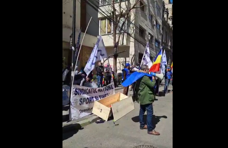 Sindicaliștii din Sport au ieșit în stradă: Protest cu sicriu și cruci la minister (Video)