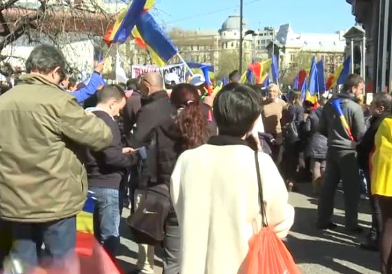 Noi proteste anti-restricții în București. S-a mers și la Cotroceni. Unii au venit cu autocarele din alte orașe