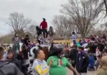 Protestele Black Lives Matter au reizbucnit în SUA, după ce un tânăr de culoare, de 20 de ani, a fost împușcat mortal de polițiști (Video)