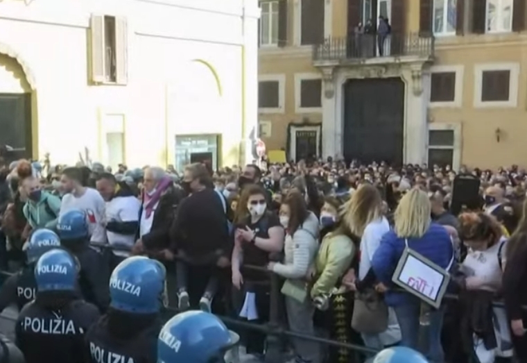 Violențe la Roma după ce mii de oameni au ieșit în stradă împotriva restricțiilor anti-COVID (Video)