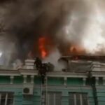 O echipă de medici ruşi a stat să termine o operaţie pe inimă, deși spitalul era în flăcări (Video)