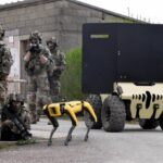 Robotul patruped Spot se antrenează „cot la cot” cu militarii francezi