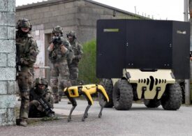 Robotul patruped Spot se antrenează "cot la cot" cu militarii francezi