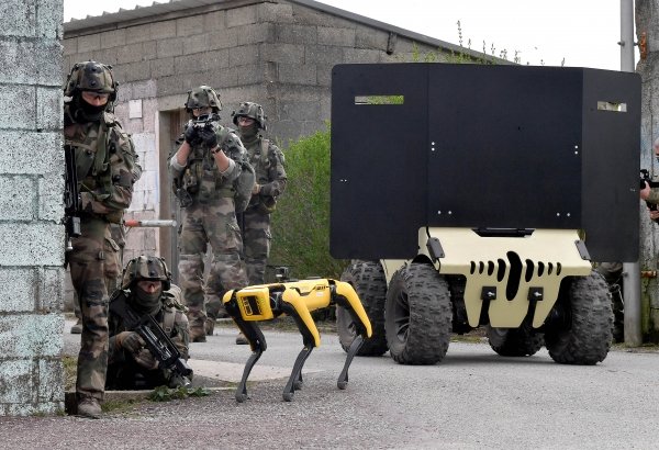 Robotul patruped Spot se antrenează "cot la cot" cu militarii francezi