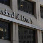 S&P menține ratingul României, dar avertizează: criza politică poate compromite reducerea deficitului. Economia ar urma să scadă cu 0,5%