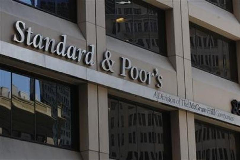 S&P menține ratingul României, dar avertizează: criza politică poate compromite reducerea deficitului. Economia ar urma să scadă cu 0,5%