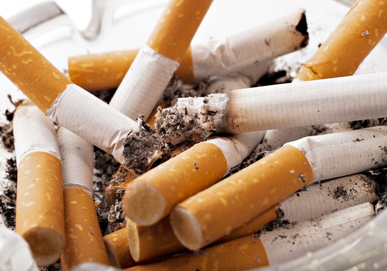 O țară europeană taxează companiile de tutun pentru curățenie și le obligă să-i educe pe fumători