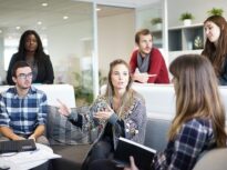 Românii au cea mai scurtă viață profesională din Uniunea Europeană. Cu câți ani rămân în urmă față de media UE