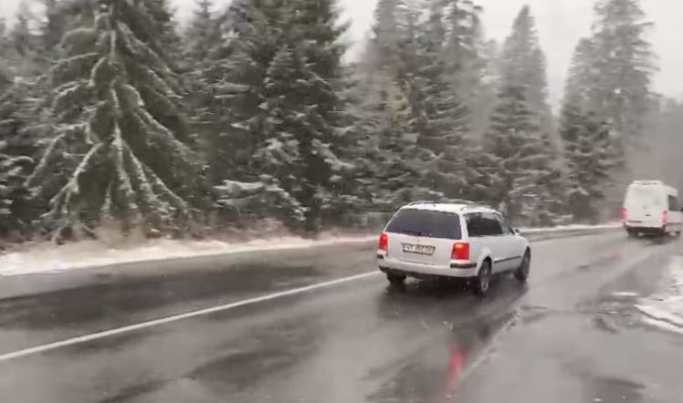 Ninge ca în plină iarnă în mai multe zone din țară (Video)