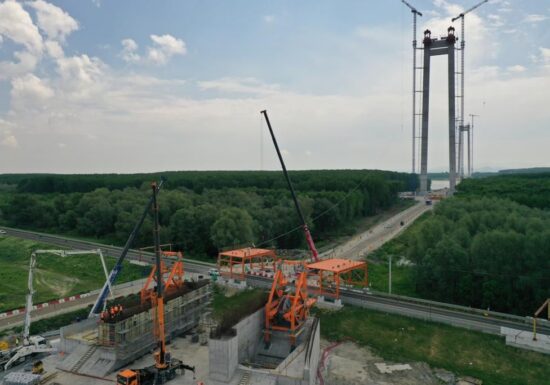 Podul suspendat de la Brăila trece la etapa "catwalk": Cablurile cântăresc 6.700 de tone și fiecare are o lungime de 2 km (Galerie foto)