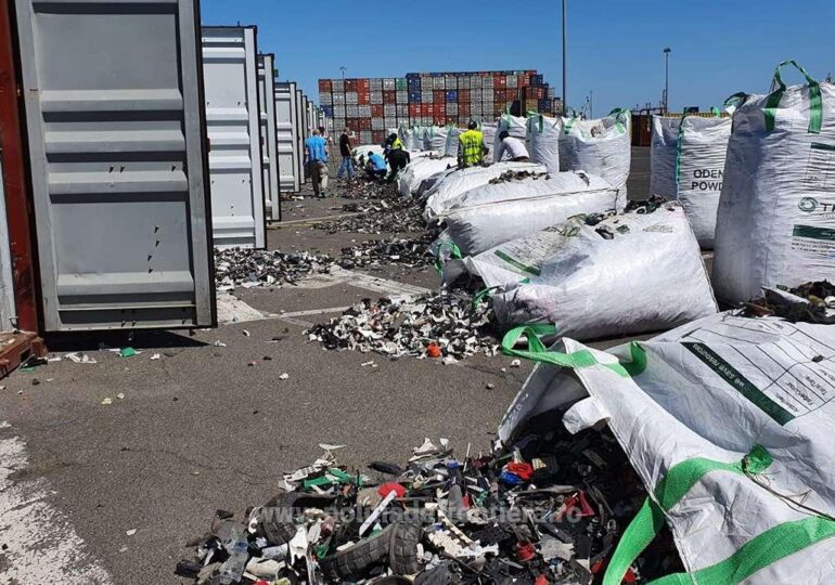 Încă 15 containere încărcate cu deşeuri din Germania au fost descoperite în Portul Constanţa (Foto)